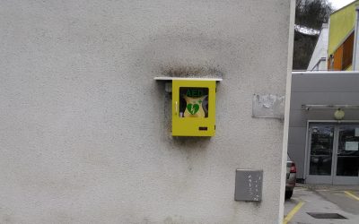 Nova omarica za defibrilator na telovadnici OŠ Ivana Kavčiča